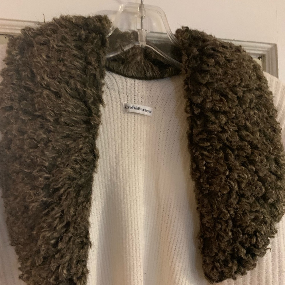 Women’s faux fur collar shawl.